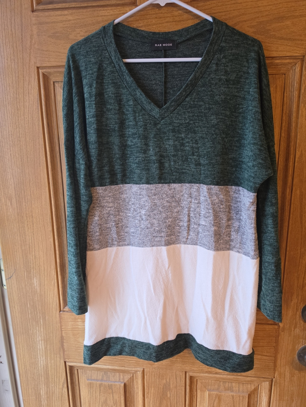 Rae Mode Women's Green Colorblock V-Neck Long Sleeve Top - Picture 1 of 3